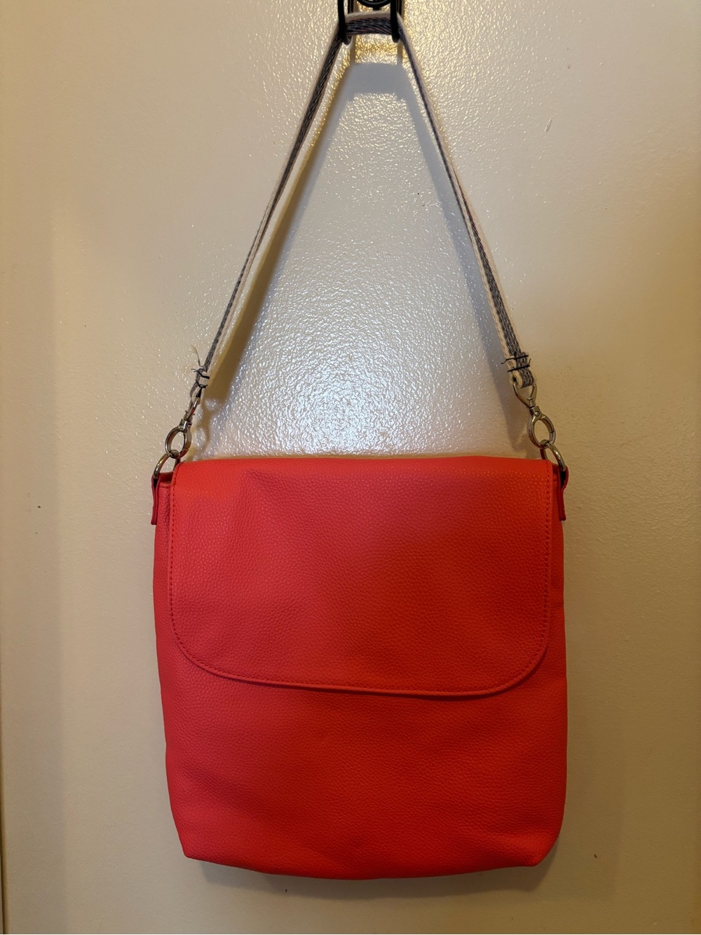 Thirtyone Shoulder Bag w/Removable Flap. Paisley Print. Extra flap included NWOT